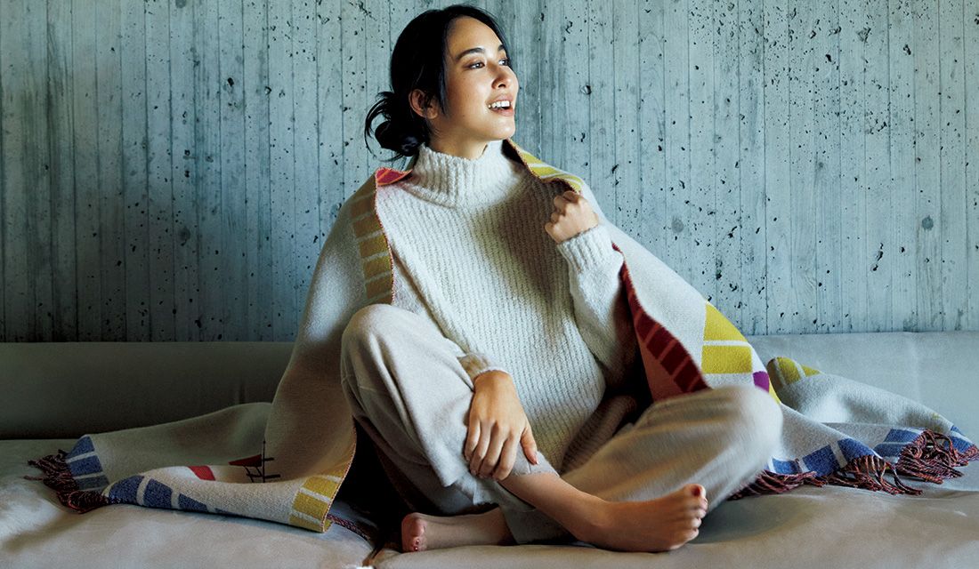 HERMESの綺麗なブランケット♡ カラフルな彩りが美しい「エルメス」のブランケットをお供に