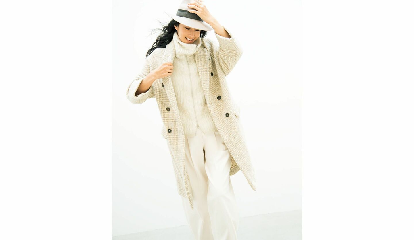 「ブルネロ クチネリ」のアルパカウールコートを纏った女性