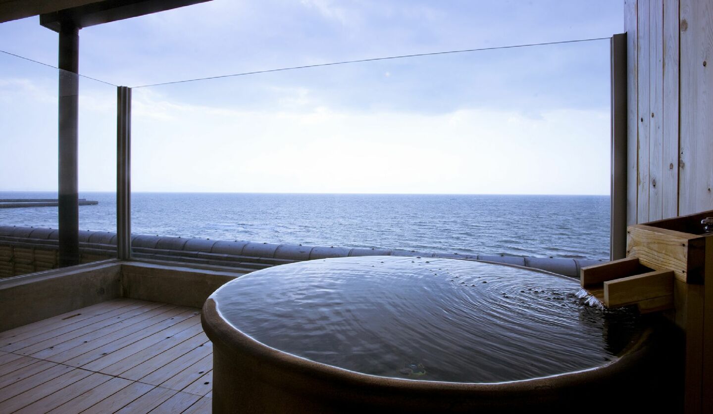 愛知県の温泉宿「THE BEACH KUROTAKE」の客室露天風呂
