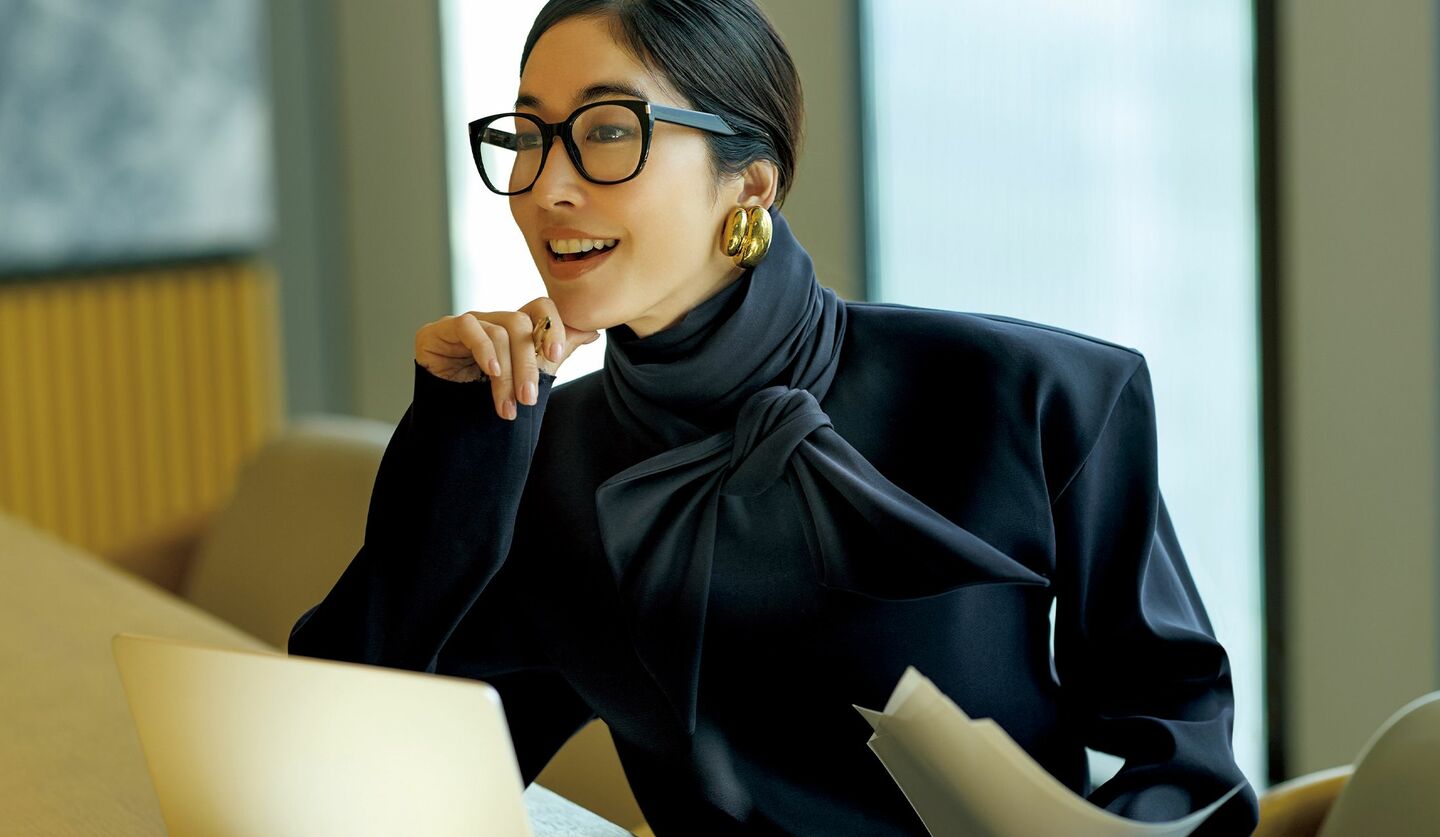 NEW BOSS的 「海外出張ワードローブ」 ボウタイトップスを活用したコーディネート