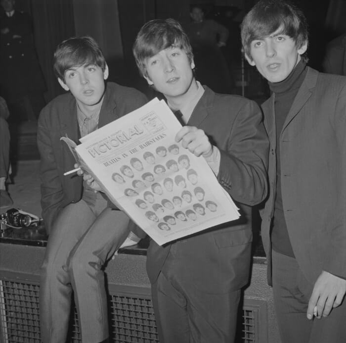 左から、ポール・マッカートニー、ジョン・レノン、ジョージ・ハリスン。