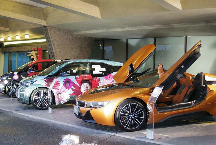 手前はi8 Road Ster。４月14日に国立京都国際会館で行われたオープニングレセプションで展示された。会期中は、展示会場のひとつ、京都BALで披露される。