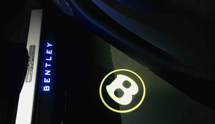 ドアの開閉と連動して光るカーテシーライト。ブランドのBが地面にくっきりと映る。