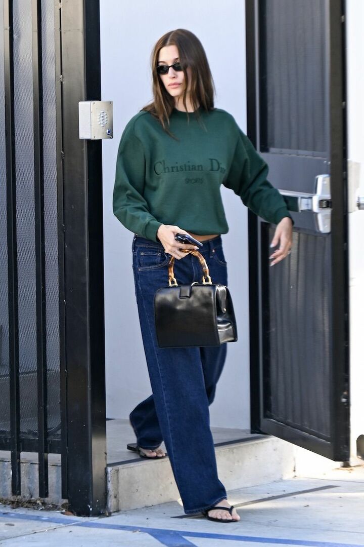 ローライズデニムでさりげなくお腹を覗かせ、ワントーンの間延びを解消しながらヘルシーに。