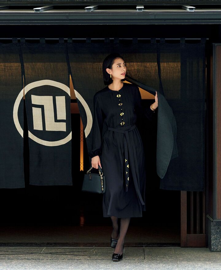 ルイ・ヴィトンのワンピースを着用したモデルの土屋巴瑞季さん