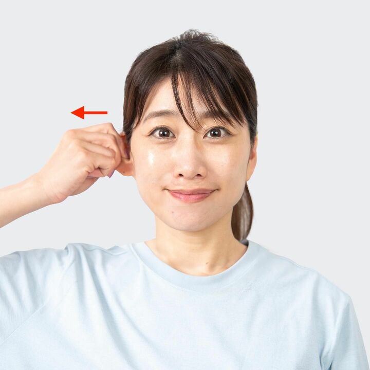右手で右方向に耳を引っ張る