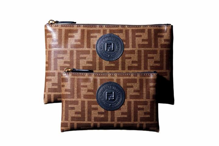 上から／『FF』［縦15×横25×マチ1cm］￥55,000、［縦11×横19×マチ1cm］￥47,000（フェンディ ジャパン）