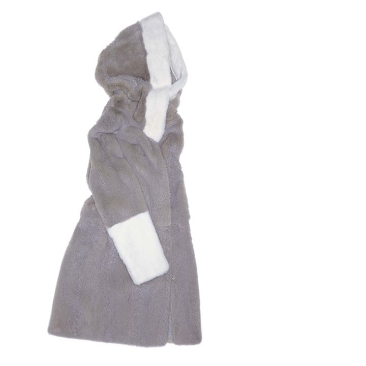 コート［素材：ミンク×ラムレザー、コートをたたんで収納できるスエード素材のトートバッグとレザーベルト付き］￥3,673,000（フェンディ ジャパン）　[Precious2018年10月号84ページ] 　