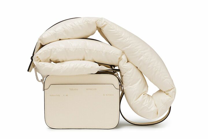 「CROSSBODY BAG WITH STRAP」¥314,000【縦13×横18×7cm】