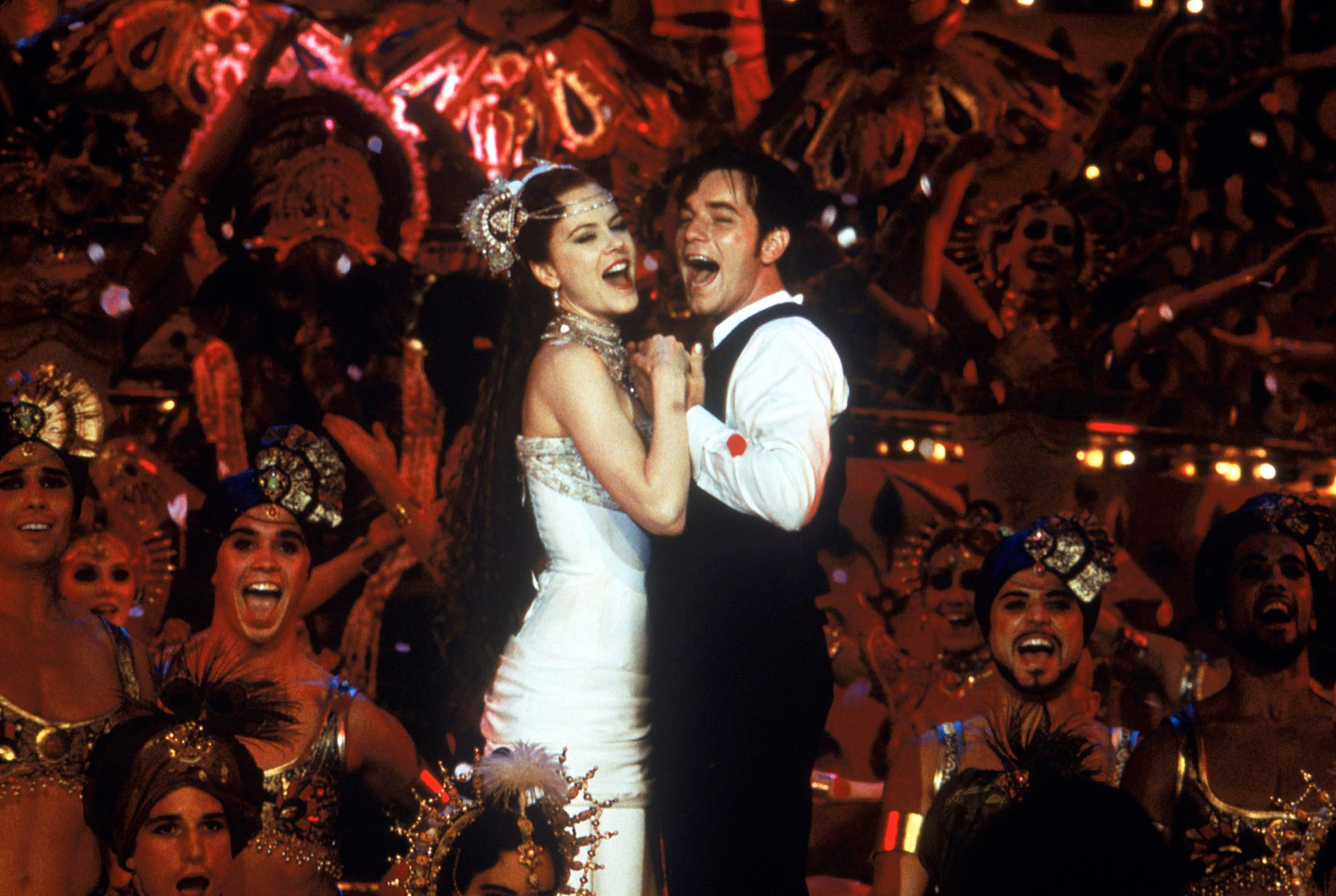 映画「ムーラン・ルージュ(2001)パリにあるキャバレー「ムーランルージュ」を舞台に、踊り子と作家のラブストーリーを描いた作品。誰しもが一度は耳にしたことはあるであろう、ビートルズやマドンナといった有名アーティストの曲が使われたことでも話題になった作品だ。 写真:Album/アフロ