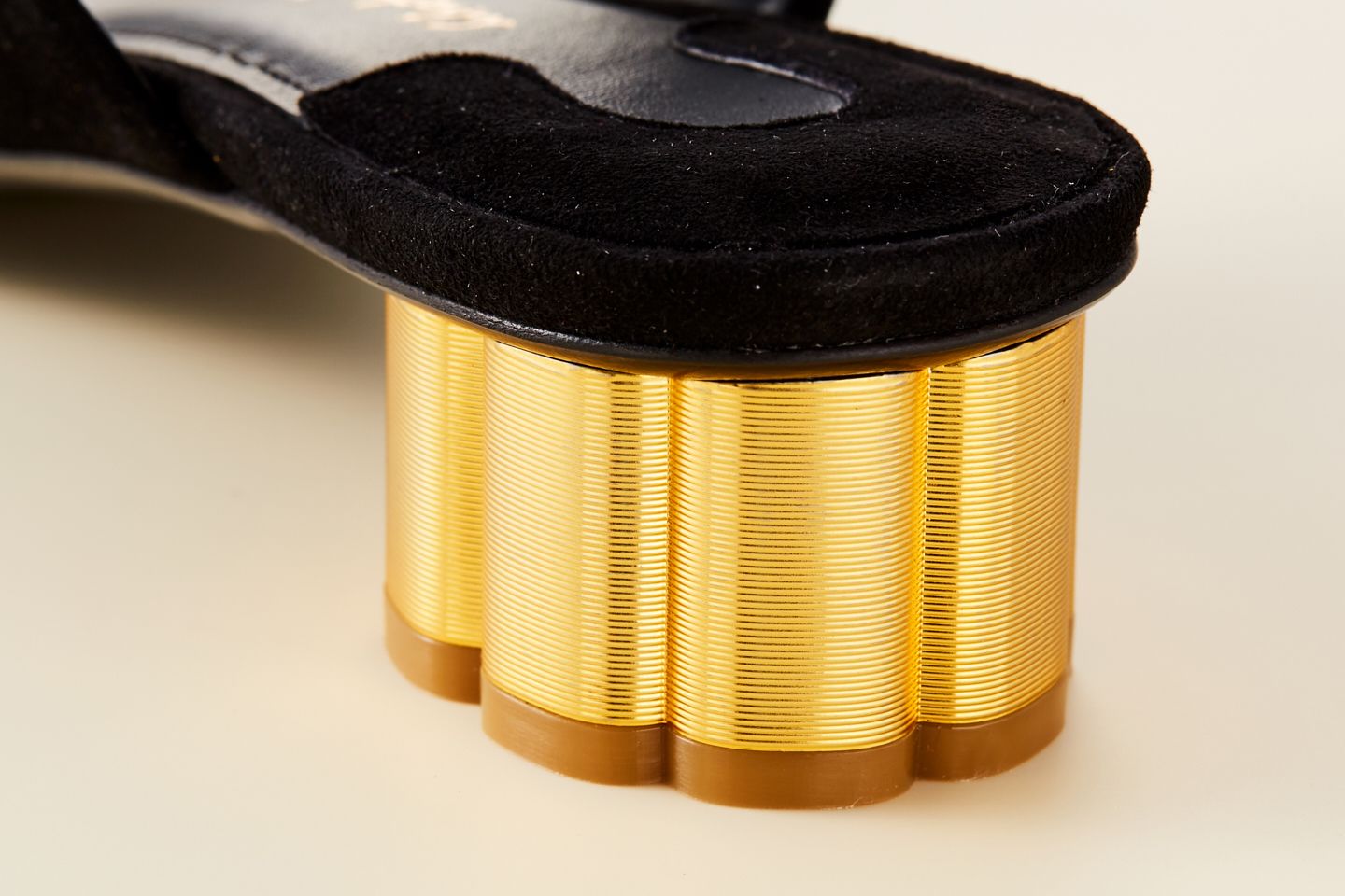 ヒール素材を一新することで軽量化に成功