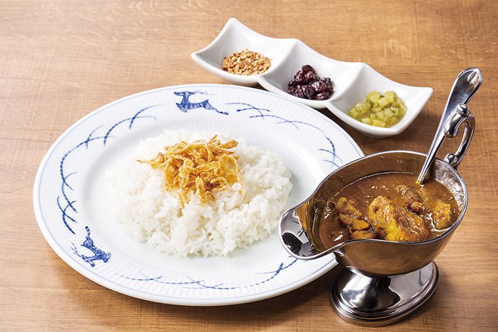 創業期から愛され続けている、三笠會館伝統のインドカレー。カレールーと鶏肉を煮込んだあと、半日ほど寝かせて味をなじませる「スペシャルインドカレー(骨付きチキン・砂肝入り)」
