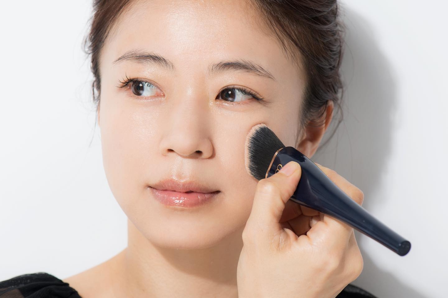 頰を引き上げるようにブラシを動かし、ファンデーションをフィットさせると仕上がりも美しく。