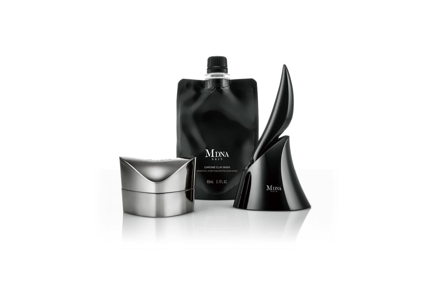 5周年記念の限定キット「CLAY MASK Limited Kit(クレイマスクリミテッドキット)」
クロームクレイマスク50ml、マスクリムーバー、クロームクレイマスク詰め替え用 80ml ¥25,920(税抜)