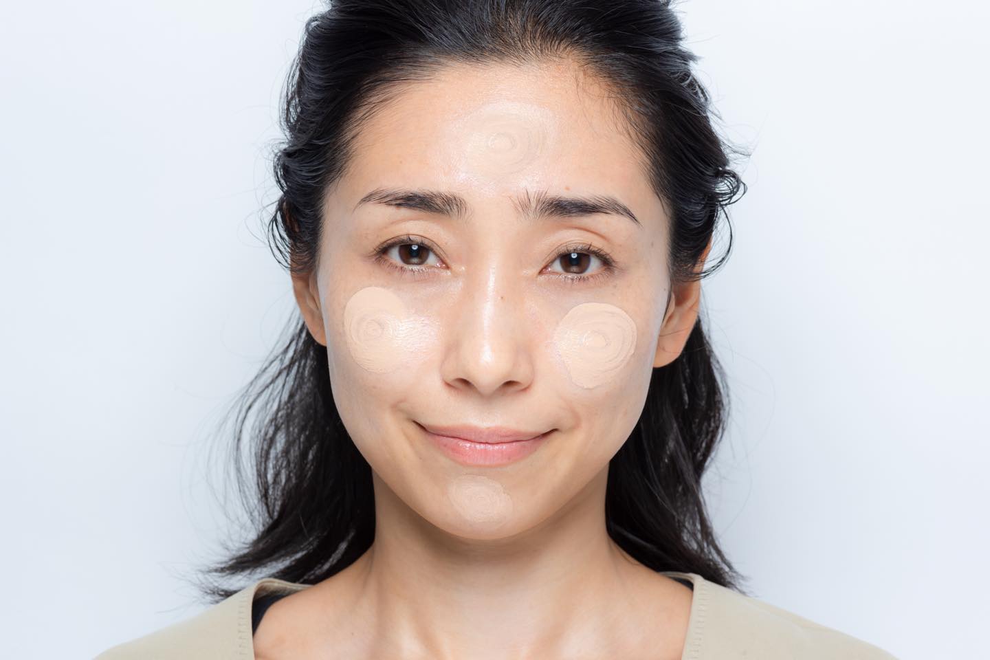 厚塗り、ムラづきを防ぐために、ファンデーションも3点になると塗りを。