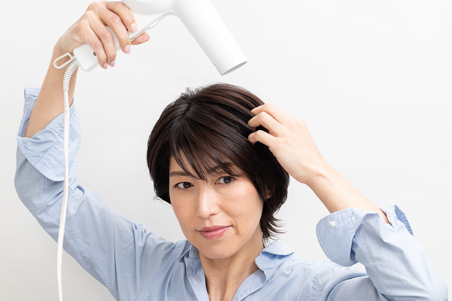 手ぐしで髪を抑え込むようにとかしつける。