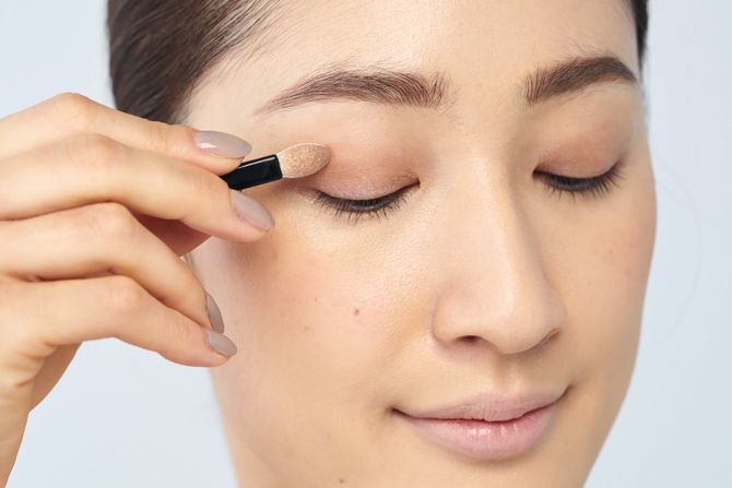 STEP2:ブラウンシャドウで目元を引き締める