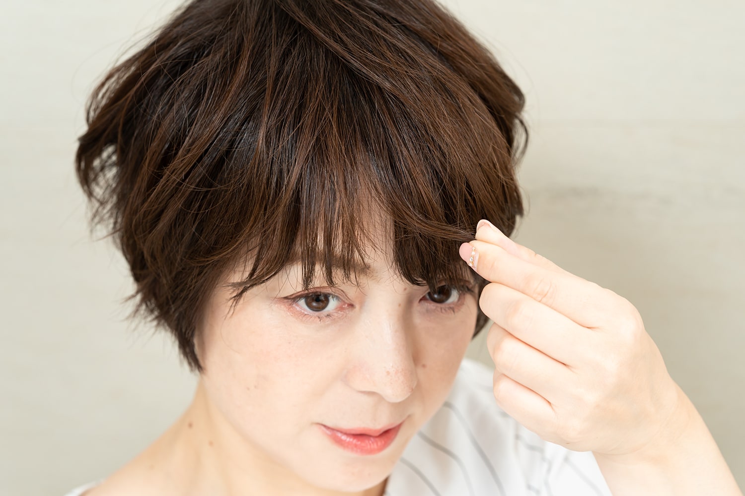 前髪も軽くつまんで束感を出して。