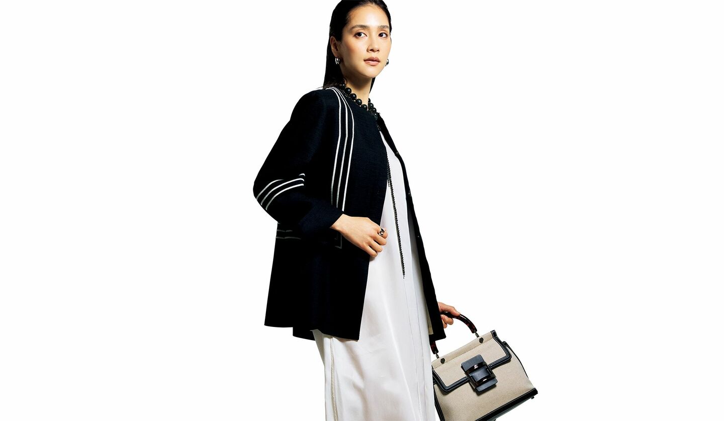 「アドーア」のジャケットと「アンスクリア」のワンピースを着用したモデル