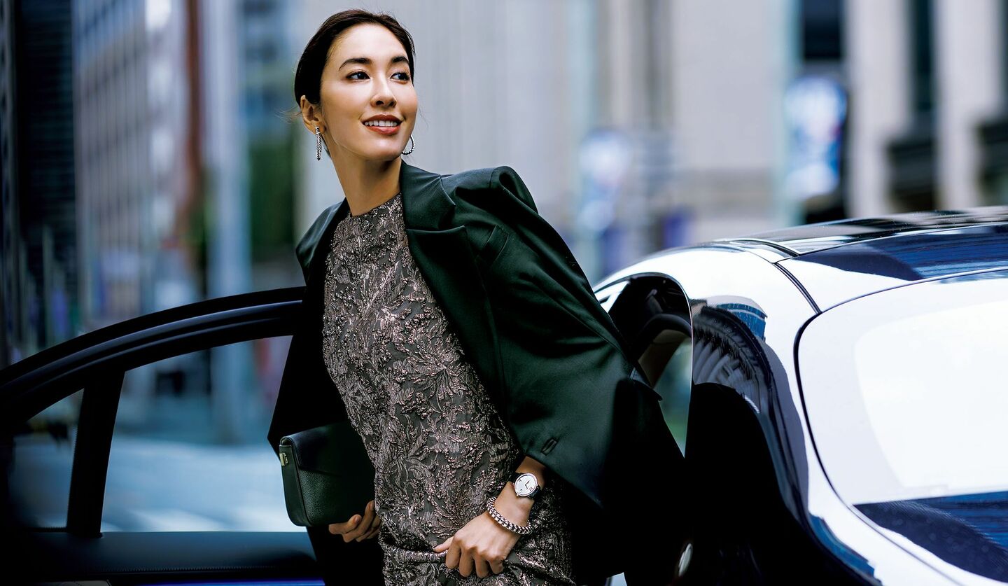 「オーヴィル」のフルレングスドレスとジャケットを着用したモデル