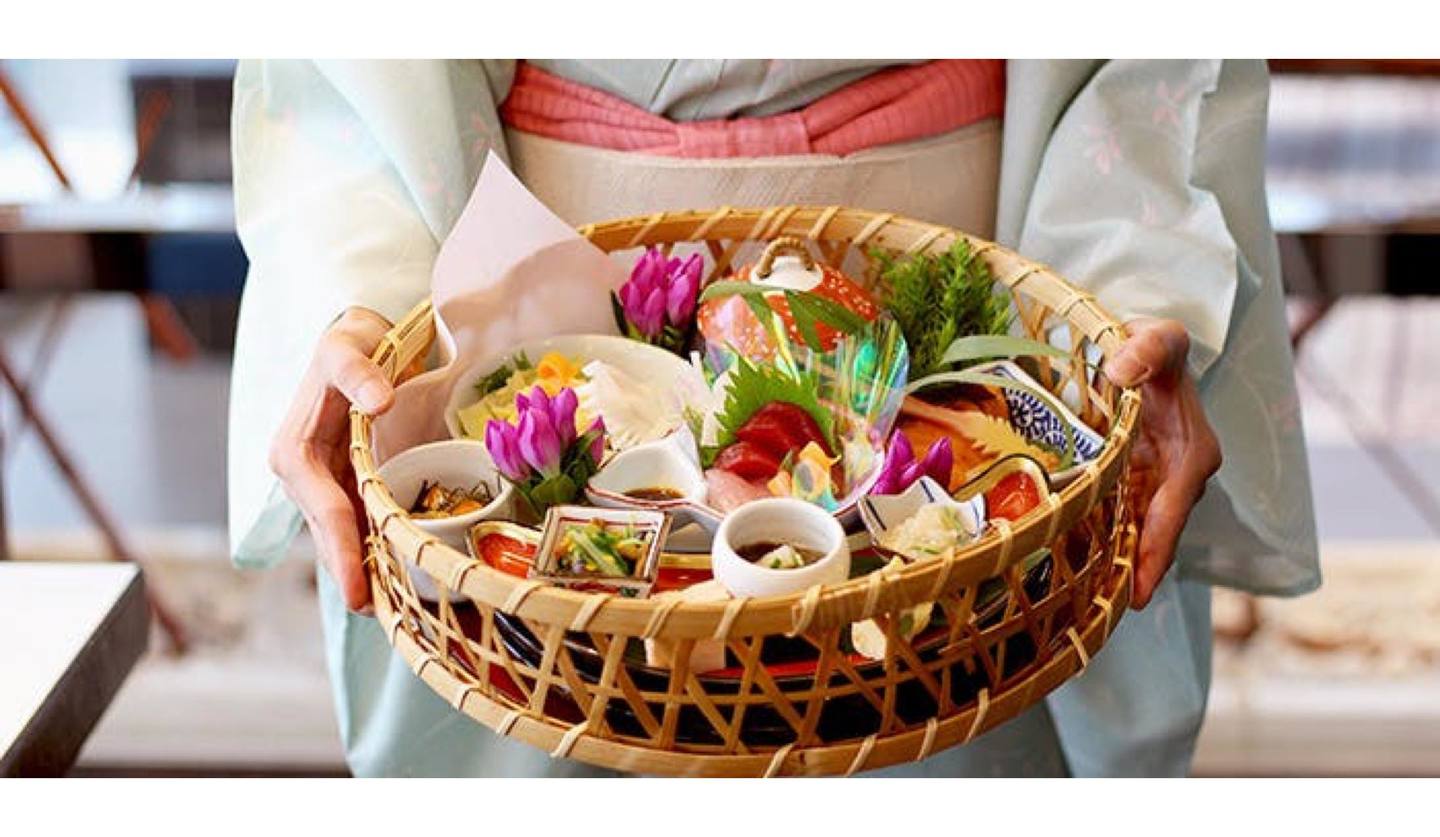 日本料理 花ごよみ東京／ホテル龍名館東京の料理を手に持つ着物姿の女性