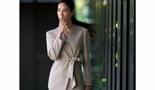 Vラインが美しいグレージュの「ベルテッドジャケット」｜ベルトで心地いい緊張感と女らしいフォルムが生まれて