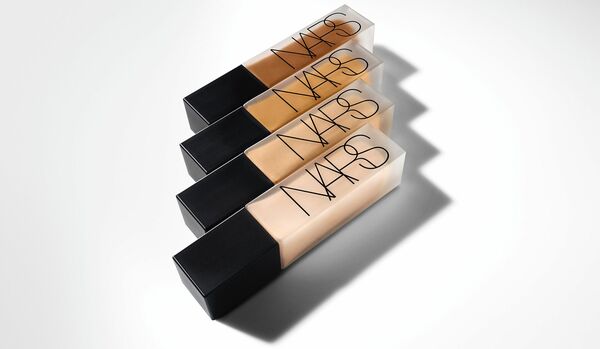【 NARS】ナチュラル ロングウェア ファンデーションで叶える、光をまとう透明感あふれる肌