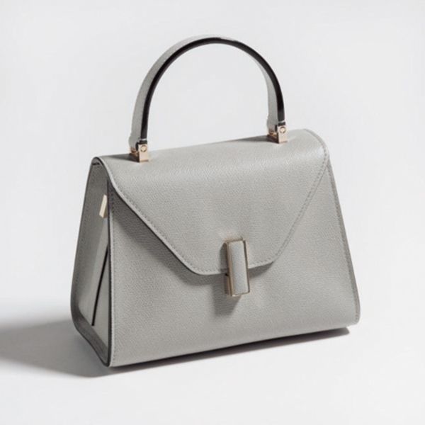 BAG端正なワンハンドルの「イジィデ」。上質な素材を生かし、ロゴをあえてつけない、ミニマルなデザインが洗練コーディネートへと導く。