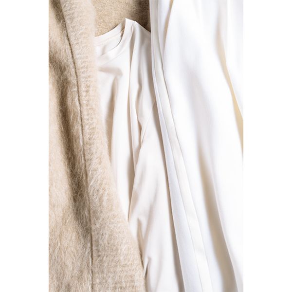 素材ミックス起毛したカーディガン、透け感のあるインナー、フランネルのパンツと、質感の異なる3つの素材をミックスすることで、膨張して見えがちな淡色ワントーンにリッチな奥行きが生まれる。