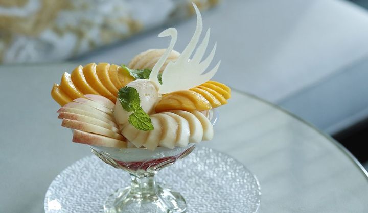 パレスホテル東京のシェフ厳選の桃がたっぷり楽しめる「白桃･黄桃 2種の桃パフェ」の画像