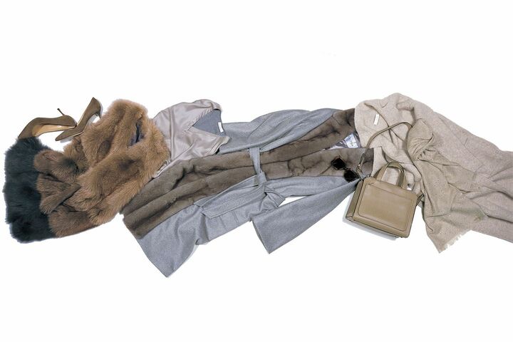 左から／靴￥79,000（セルジオ ロッシ）、ファージレ￥135,000（トラデュイール）、トップス￥66,000（アオイ〈ファビアナ フィリッピ〉）、コート￥1,456,000（マックスマーラジャパン〈マックスマーラ〉）、サングラス￥53,000（ケリング アイウエア ジャパン〈ボッテガ・ヴェネタ〉）、バッグ￥325,000（ヴァレクストラ・ジャパン）、コート￥125,000（クルチアーニ 銀座店）、ストール￥79,000（ブルネロ クチネリジャパン）　[Precious2018年11月号062-063ページ] 