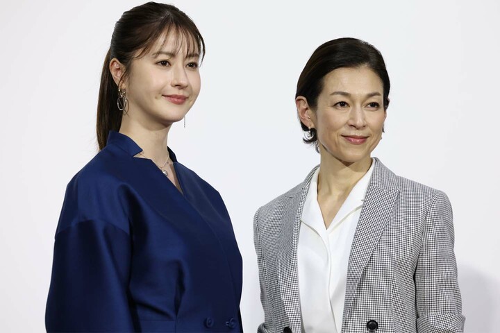 プレミアムドラマ『対決』に出演する松本若菜さんと鈴木保奈美さん