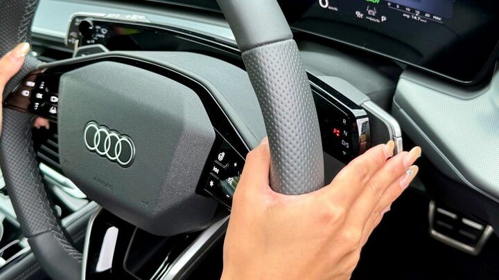 「P」（駐車）、「D／S」（走行セレクト）、「R」（後退）などのシフトセレクトを右手の指先操作で行える、革新的な機能。