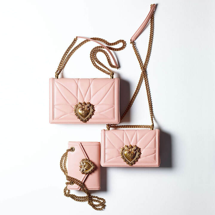 上品かつクールで、優しげなピンクは黒の着こなしの優美なアクセントに。繊細なピンクは日本限定カラー。『ディヴォーション バッグ』上から／￥249,000［縦17.5×横25.5×マチ5.5㎝］　※伊勢丹新宿店限定発売・￥215,000［縦14.5×横21×マチ3㎝］・￥125,000［縦11.5×横17.5×マチ3㎝］　※すべて伊勢丹新宿店4階へのブティック移設に伴い2018年9月19日（水）より先行発売予定（ドルチェ＆ガッバーナ ジャパン）