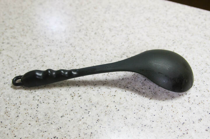 おたまとしても使えるゆるいカーブがついたターナースプーン