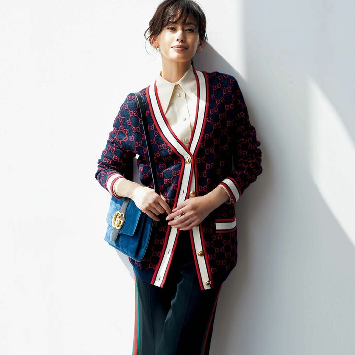 ざっくりと編み上げた、アイコンの「GGパターン」ジャカードで、トリコロール配色をアップデート。カーディガン￥220,000［ウールジャカード］・ブラウス￥148,000・パンツ￥118,00０・左耳／ピアス￥246,000・右耳／イヤリング￥113,00０・リング￥186,000・バッグ￥275,000（グッチ ジャパン）