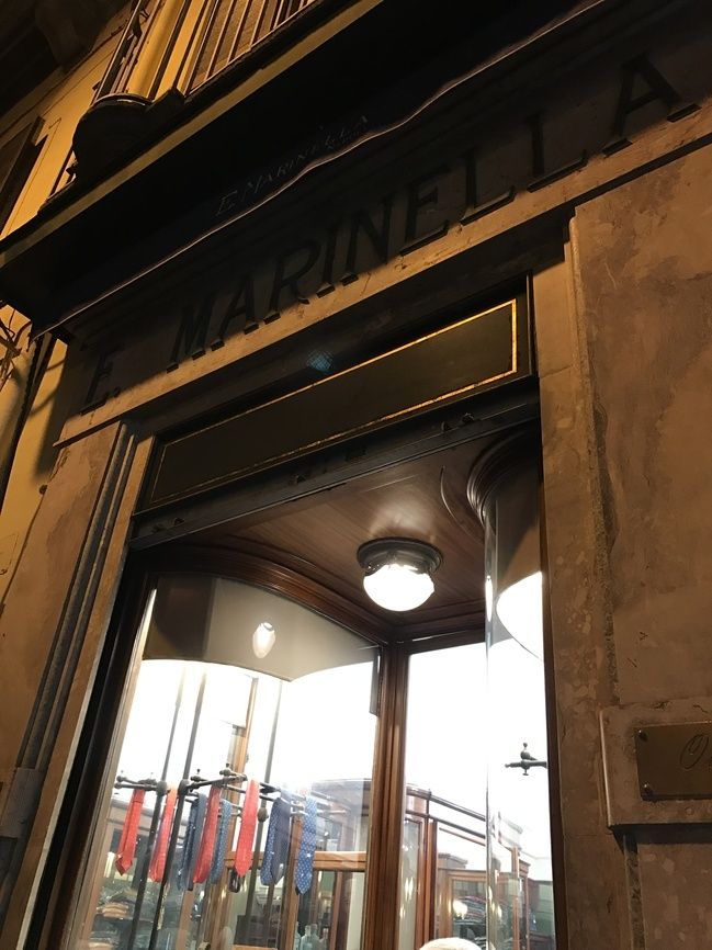 早朝から多くの客でごった返した店内は、今やナポリの名物となった。ヴィットリア広場に面した「E.マリネッラ」は、20㎡ほどの本当にこじんまりとした本店である
