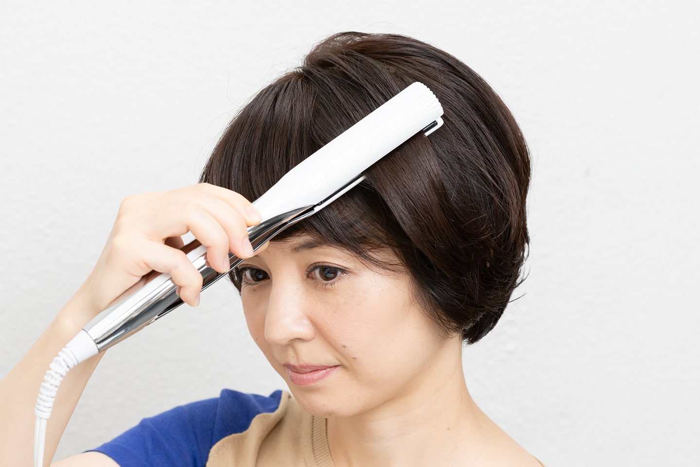 毛先部分が内巻きになるように通すこと。