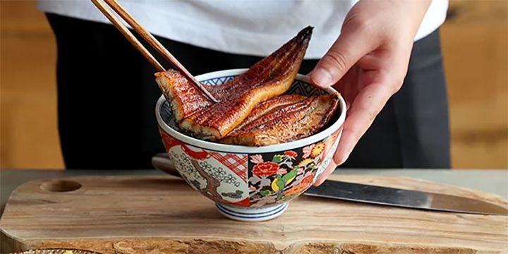 「丼からはみ出る超特大サイズ 国産超特大うなぎ蒲焼き 200g×2本」(川口水産)