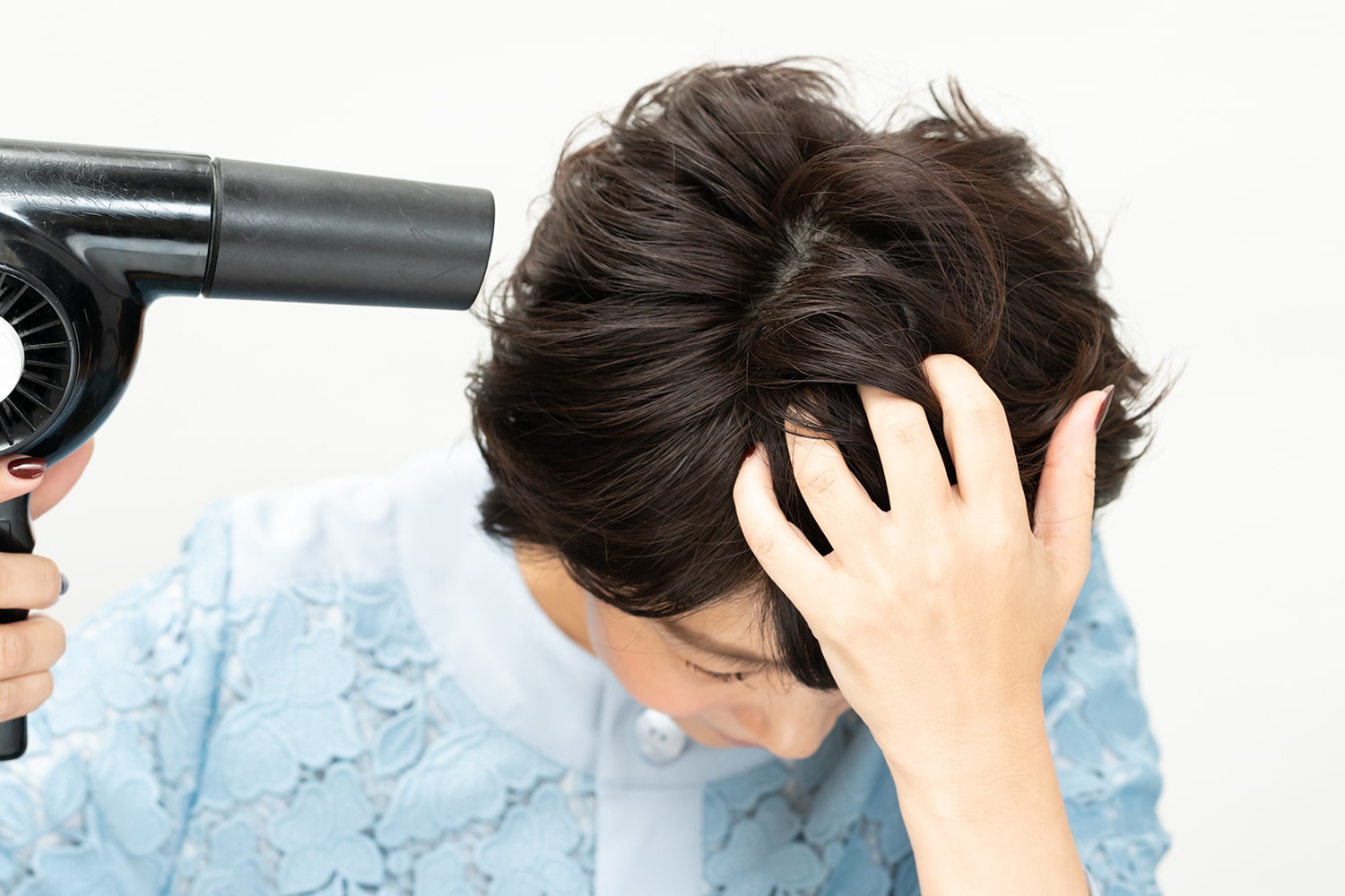指のひらで地肌をこするように乾かす。根元が立ち上がり、トップと前髪がふんわり。