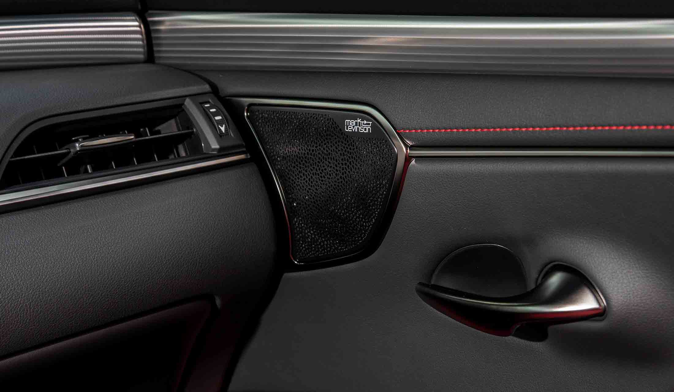 「ES F SPORT」の特徴的なドアトリム。日本の伝統技法をモダンに表現している。