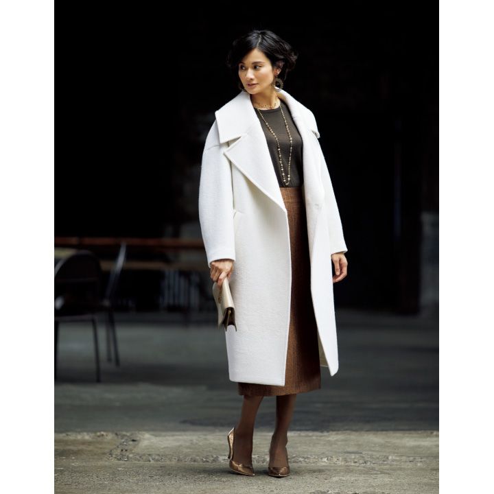 コート(ADORE)、ニット(yoshie inaba)、スカート(プルミエ アロンディスモン)、ピアス・ネックレス(三越日本橋本店 本館3階ミグジュアリー〈ドナテラ・ペリーニ〉)、バッグ(エドストロームオフィス〈ジェイ ダブリュー アンダーソン〉)、靴(セルジオ ロッシ) 撮影/熊澤 透 BY:『Precious12月号』小学館、2018年
