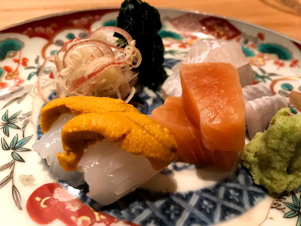 刺身の盛り合わせ。この日は、ウニ、イカ、ヒラメなどとともに、旬のサクラマスが添えられた。