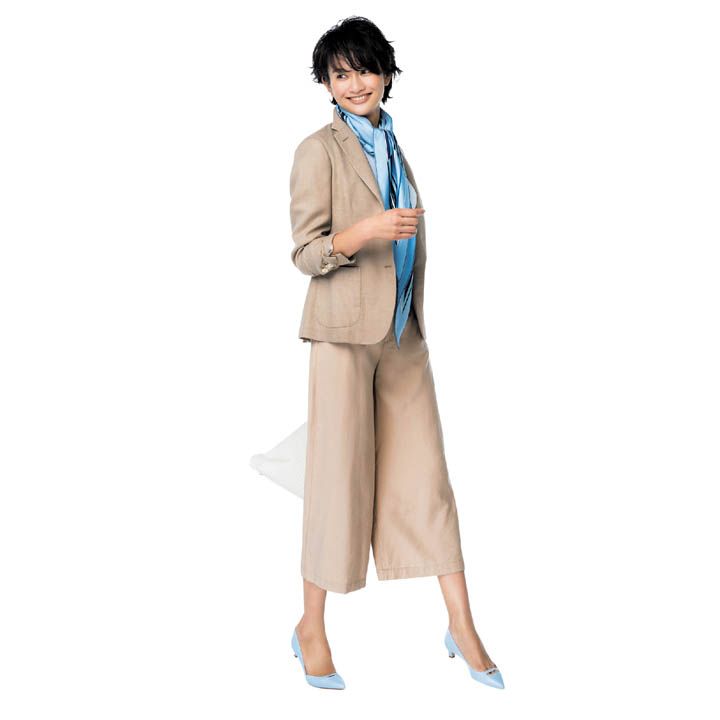 【4】ベージュジャケット×ニット×ベージュパンツ