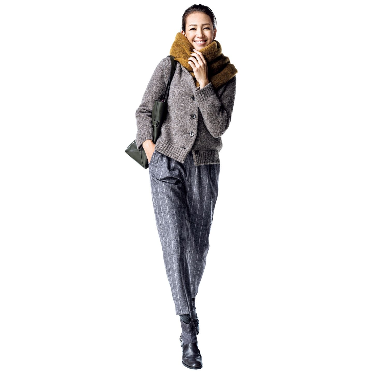 カーディガン¥64,000(yoshie inaba)、パンツ¥63,000(三喜商事〈イレブンティ〉)、マフラー¥39,000(コロネット〈フォルテ フォルテ〉)、靴下¥2,800(ドゥロワー 日本橋店〈パンセレラ〉)、バッグ¥84,000(アオイ〈ティラ マーチ〉)、靴¥132,000(ピエール アルディ 東京)