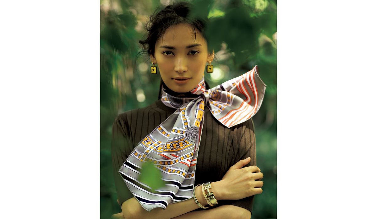 大政 絢さんがまとう「エルメス」のスカーフ｜この秋は、マフラー