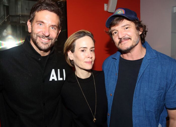 左から、ブラッドリー・クーパー、サラ・ポールソン、ペドロ・パスカル。