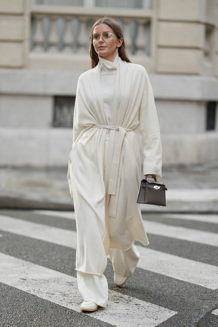 ゴールドフレームのメガネとトープカラーのバッグを投入し、穏やかな引き締め効果をプラス。