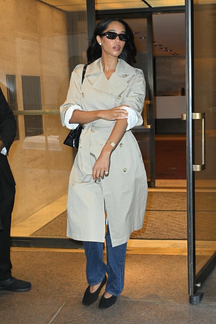 どこか懐かしさを感じるトレンチコートとデニムパンツをセレクト。