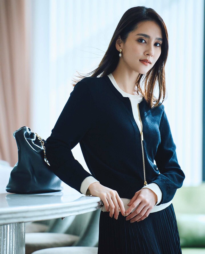 「エポカ」のウエアを着用したモデルのAtsukoさん